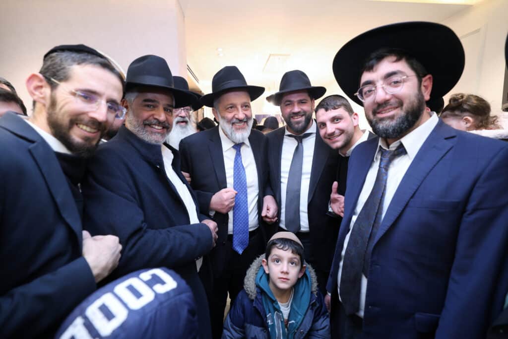 חניכי הישיבות בטלז סטון חגגו הכנסת ס"ת וקביעת מזוזות