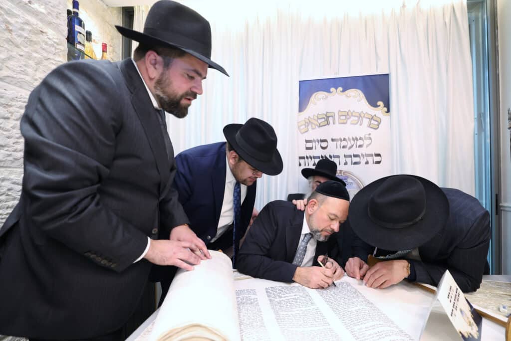 חניכי הישיבות בטלז סטון חגגו הכנסת ס"ת וקביעת מזוזות