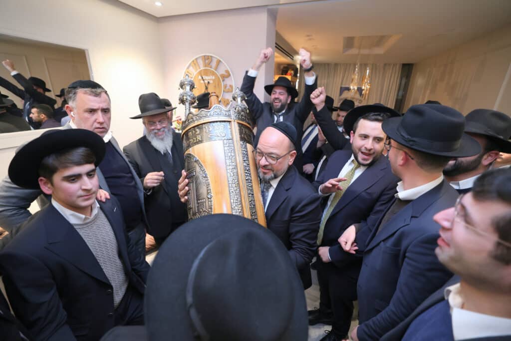 חניכי הישיבות בטלז סטון חגגו הכנסת ס"ת וקביעת מזוזות