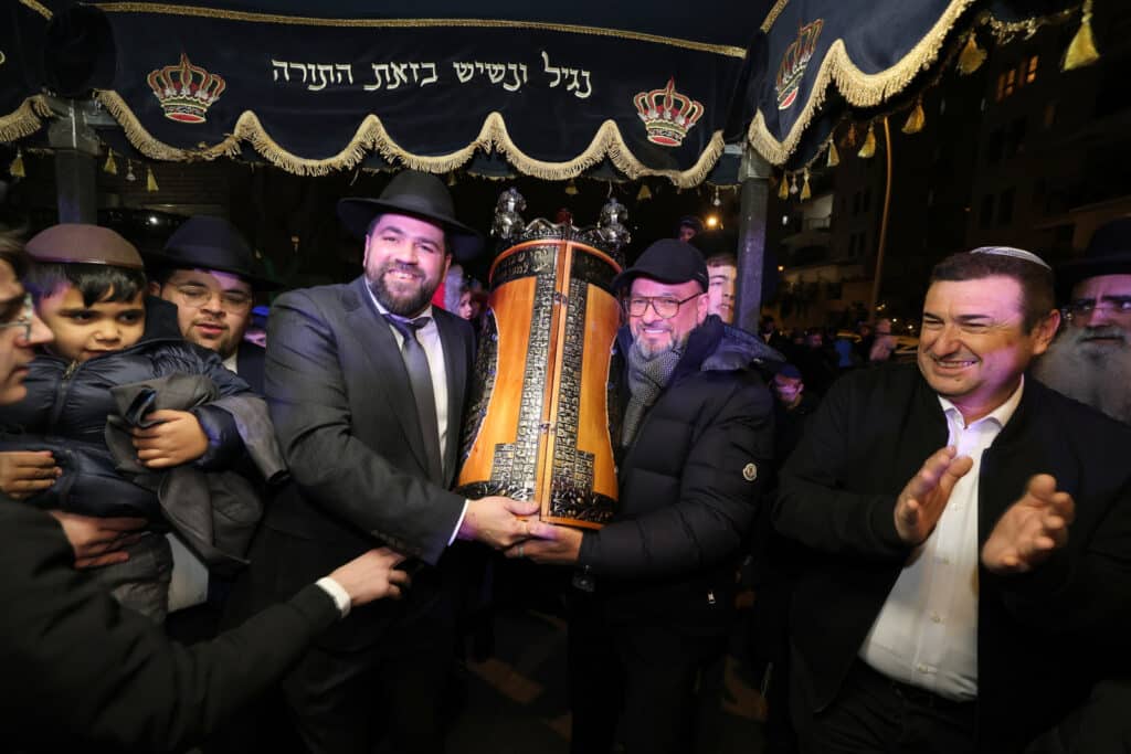 חניכי הישיבות בטלז סטון חגגו הכנסת ס"ת וקביעת מזוזות