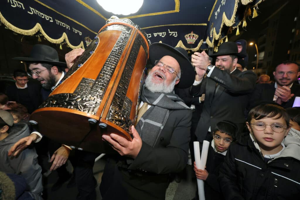 חניכי הישיבות בטלז סטון חגגו הכנסת ס"ת וקביעת מזוזות