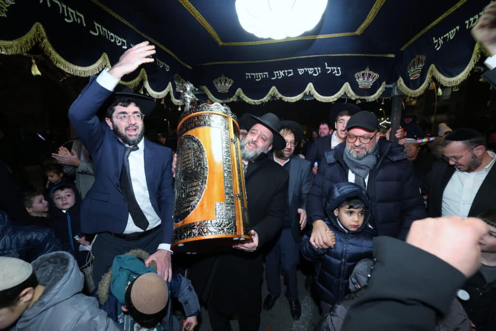 חניכי הישיבות בטלז סטון חגגו הכנסת ס"ת וקביעת מזוזות