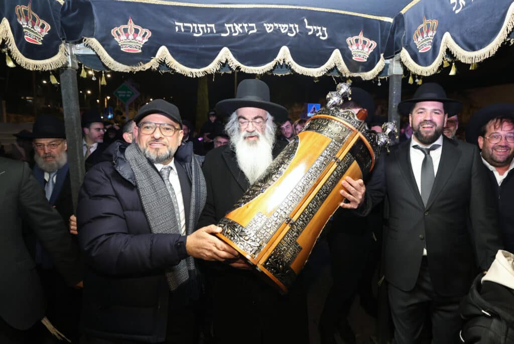 חניכי הישיבות בטלז סטון חגגו הכנסת ס"ת וקביעת מזוזות