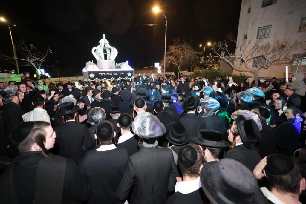 חניכי הישיבות בטלז סטון חגגו הכנסת ס"ת וקביעת מזוזות