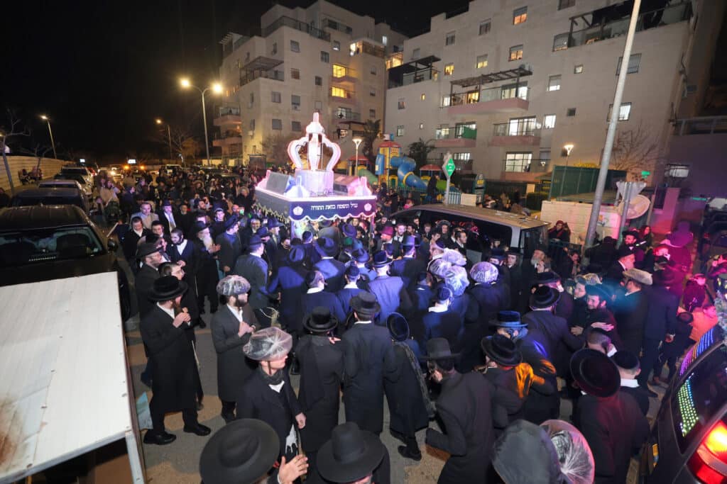 חניכי הישיבות בטלז סטון חגגו הכנסת ס"ת וקביעת מזוזות