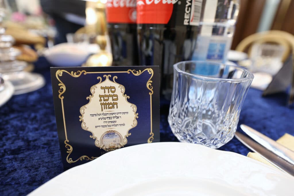 חניכי הישיבות בטלז סטון חגגו הכנסת ס"ת וקביעת מזוזות