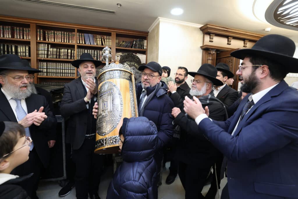 חניכי הישיבות בטלז סטון חגגו הכנסת ס"ת וקביעת מזוזות