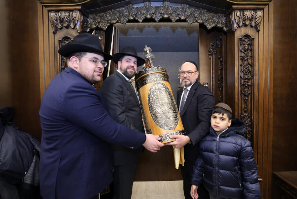 חניכי הישיבות בטלז סטון חגגו הכנסת ס"ת וקביעת מזוזות