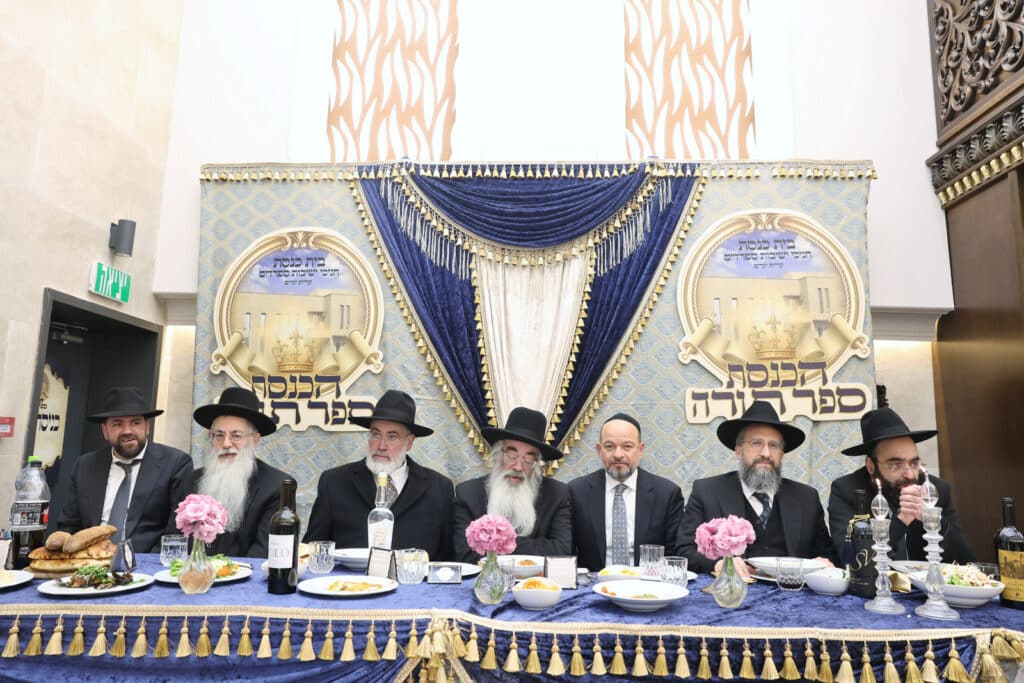 חניכי הישיבות בטלז סטון חגגו הכנסת ס"ת וקביעת מזוזות