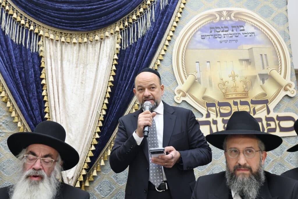 חניכי הישיבות בטלז סטון חגגו הכנסת ס"ת וקביעת מזוזות