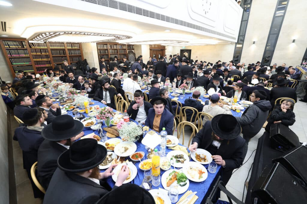 חניכי הישיבות בטלז סטון חגגו הכנסת ס"ת וקביעת מזוזות