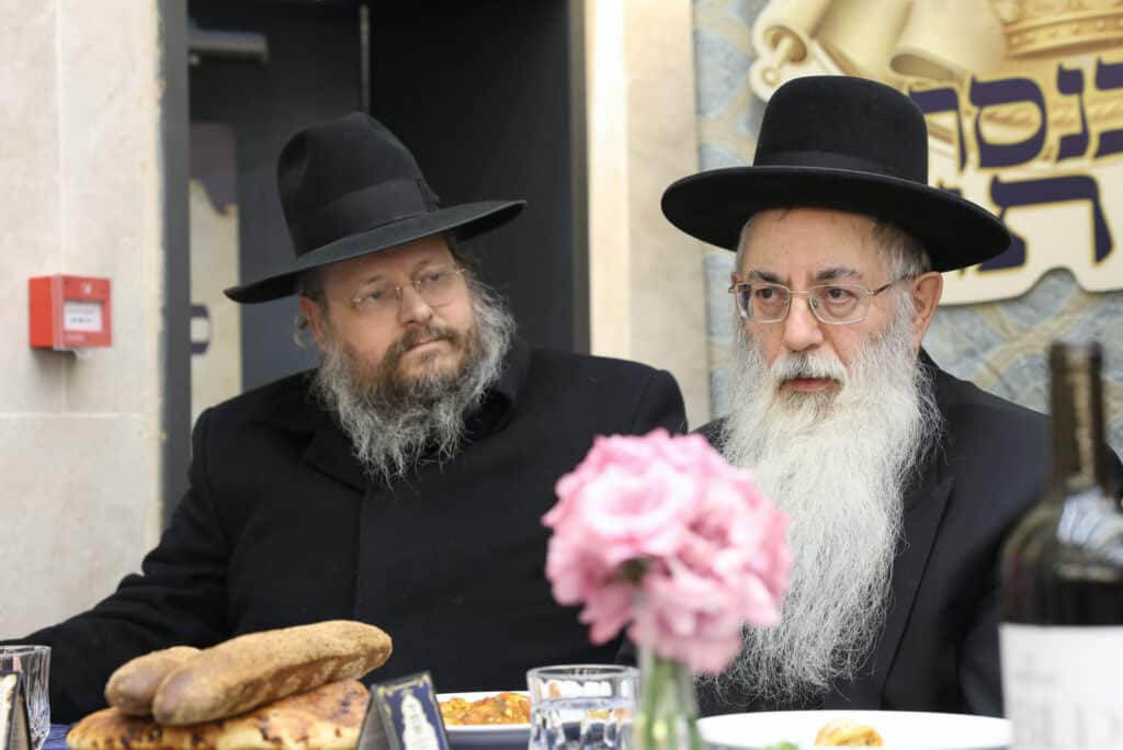 חניכי הישיבות בטלז סטון חגגו הכנסת ס"ת וקביעת מזוזות