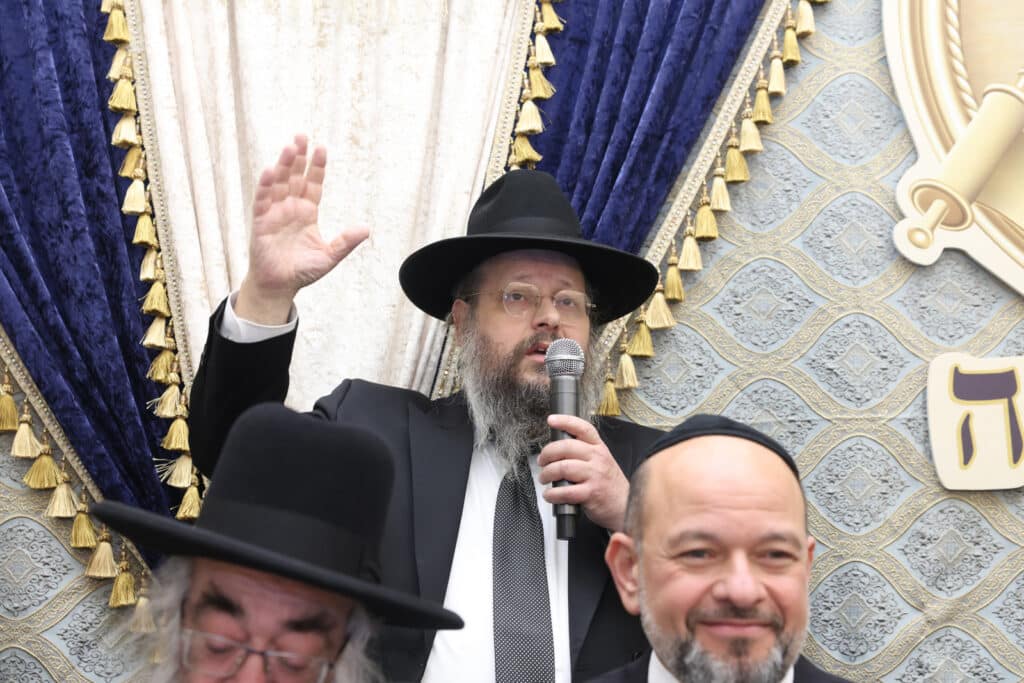 חניכי הישיבות בטלז סטון חגגו הכנסת ס"ת וקביעת מזוזות