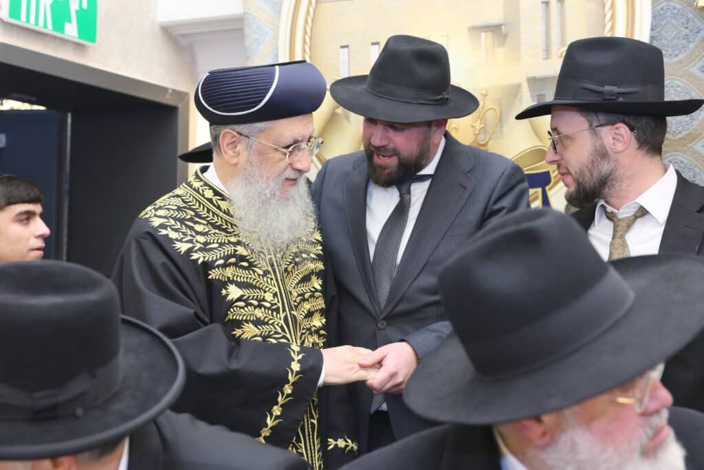 חניכי הישיבות בטלז סטון חגגו הכנסת ס"ת וקביעת מזוזות