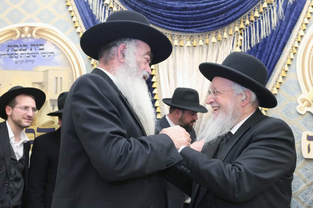 חניכי הישיבות בטלז סטון חגגו הכנסת ס"ת וקביעת מזוזות