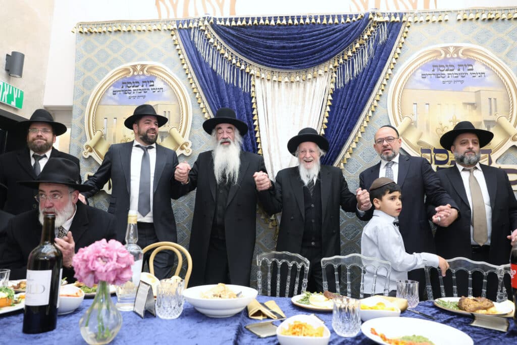 חניכי הישיבות בטלז סטון חגגו הכנסת ס"ת וקביעת מזוזות