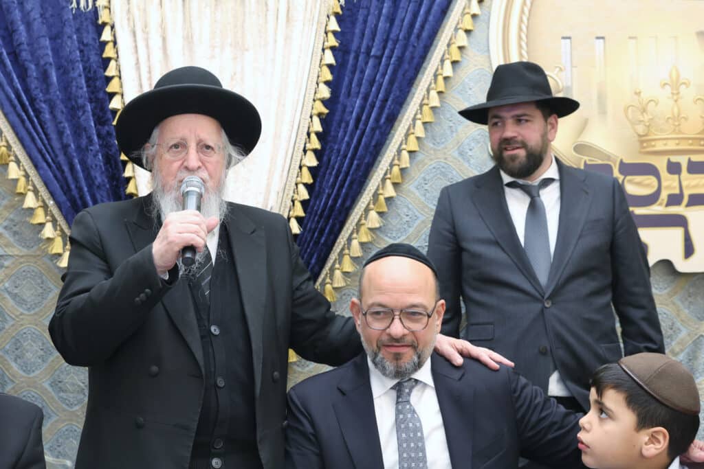 חניכי הישיבות בטלז סטון חגגו הכנסת ס"ת וקביעת מזוזות