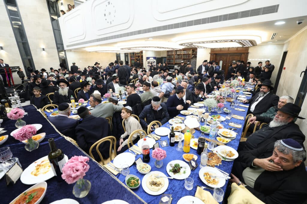 חניכי הישיבות בטלז סטון חגגו הכנסת ס"ת וקביעת מזוזות