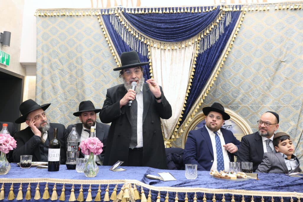 חניכי הישיבות בטלז סטון חגגו הכנסת ס"ת וקביעת מזוזות