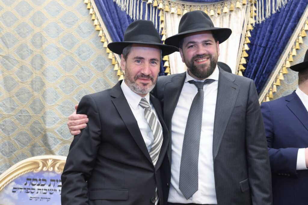 חניכי הישיבות בטלז סטון חגגו הכנסת ס"ת וקביעת מזוזות