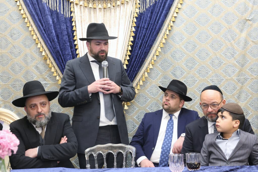 חניכי הישיבות בטלז סטון חגגו הכנסת ס"ת וקביעת מזוזות