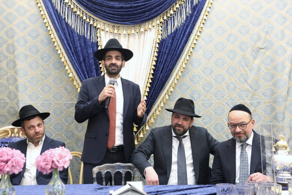 חניכי הישיבות בטלז סטון חגגו הכנסת ס"ת וקביעת מזוזות