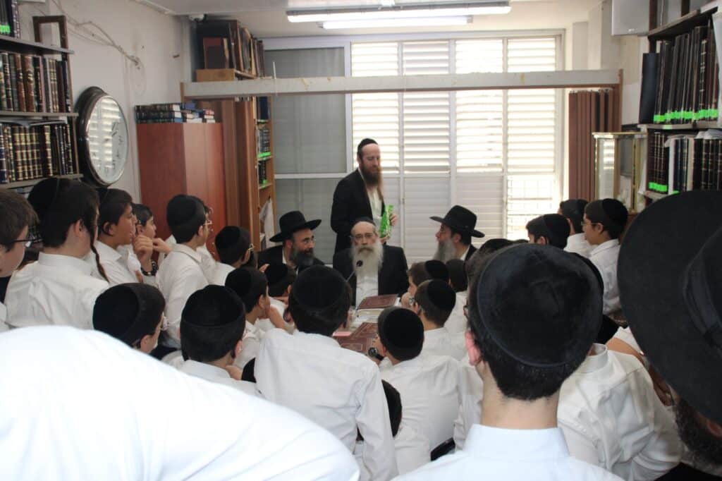 התלמידים מת"ת פרי תואר התפלפלו ורקדו עם גדולי ישראל