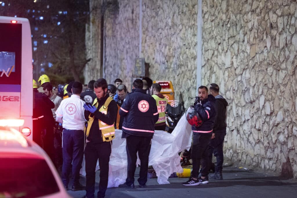 האיראנים משחקים באש והפוליטיקאים משחקים בדלק