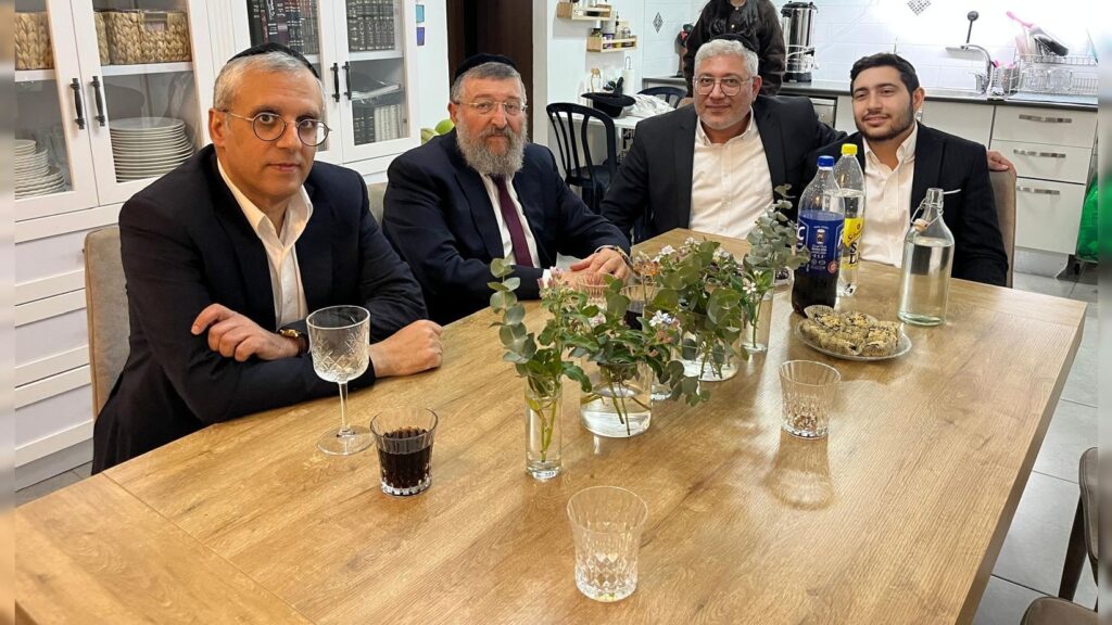 איצקוביץ': המרדף אחר התפילין והדיונים בחצר המועצת