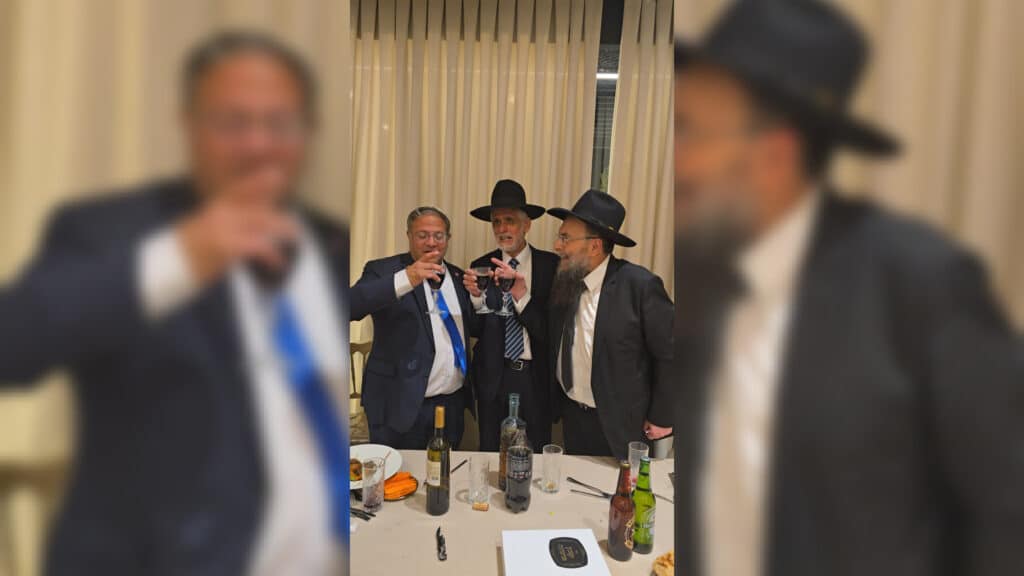 איצקוביץ': המרדף אחר התפילין והדיונים בחצר המועצת