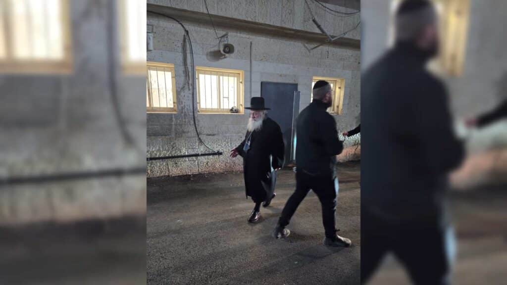 איצקוביץ': המרדף אחר התפילין והדיונים בחצר המועצת