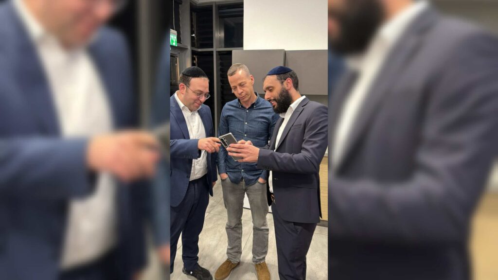 איצקוביץ': המרדף אחר התפילין והדיונים בחצר המועצת