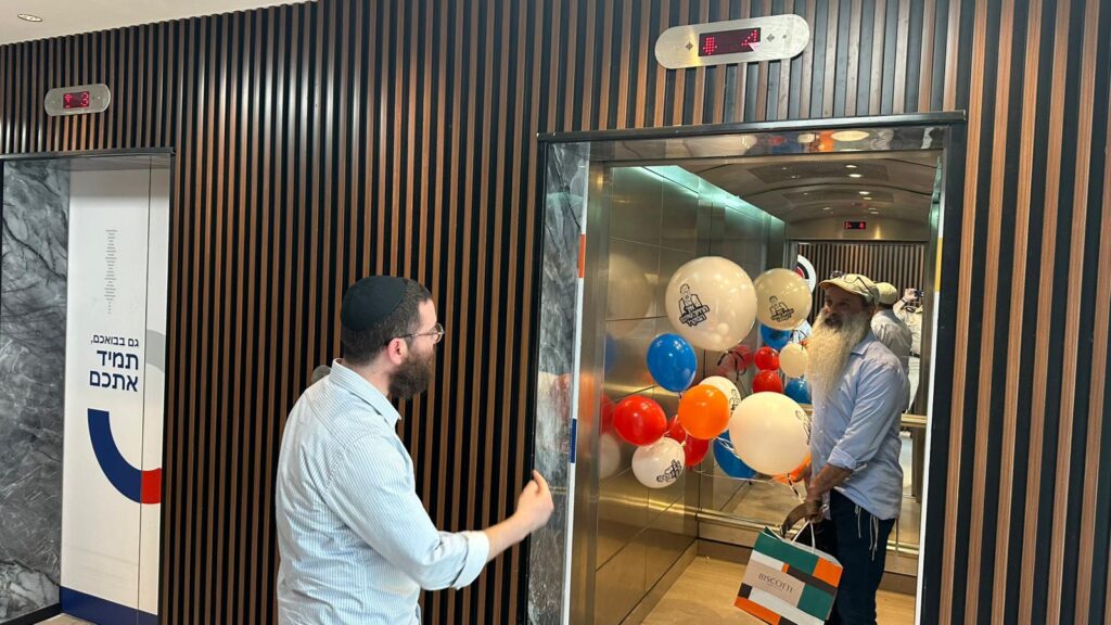 איצקוביץ': המרדף אחר התפילין והדיונים בחצר המועצת