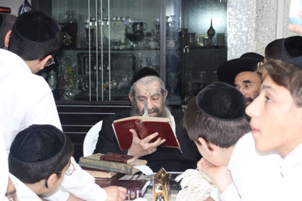 התלמידים מת"ת פרי תואר התפלפלו ורקדו עם גדולי ישראל