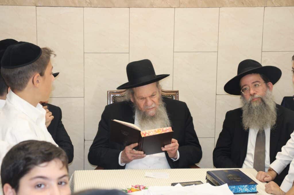 התלמידים מת"ת פרי תואר התפלפלו ורקדו עם גדולי ישראל