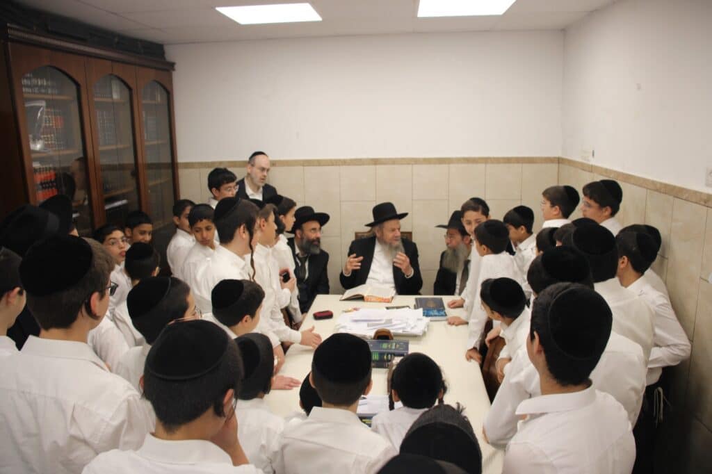 התלמידים מת"ת פרי תואר התפלפלו ורקדו עם גדולי ישראל