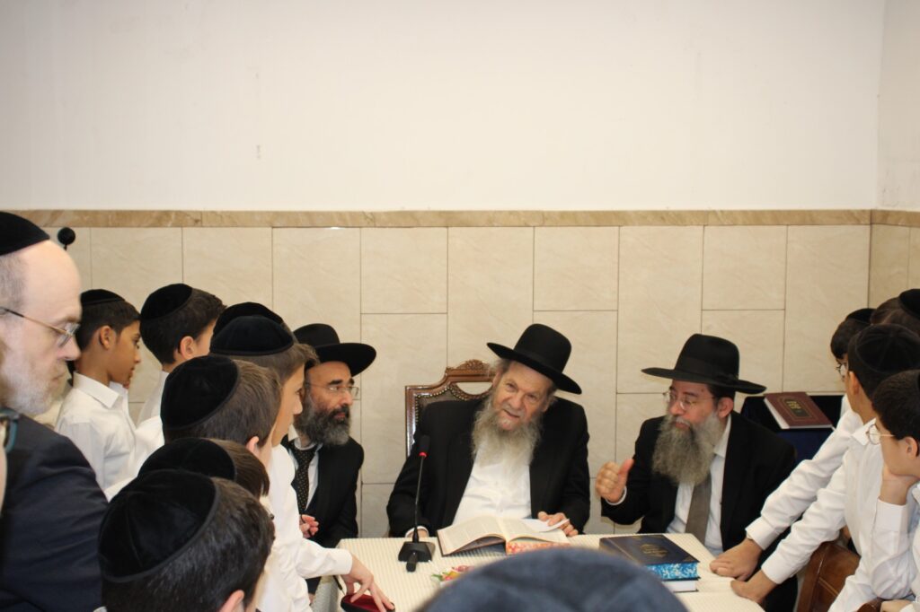 התלמידים מת"ת פרי תואר התפלפלו ורקדו עם גדולי ישראל