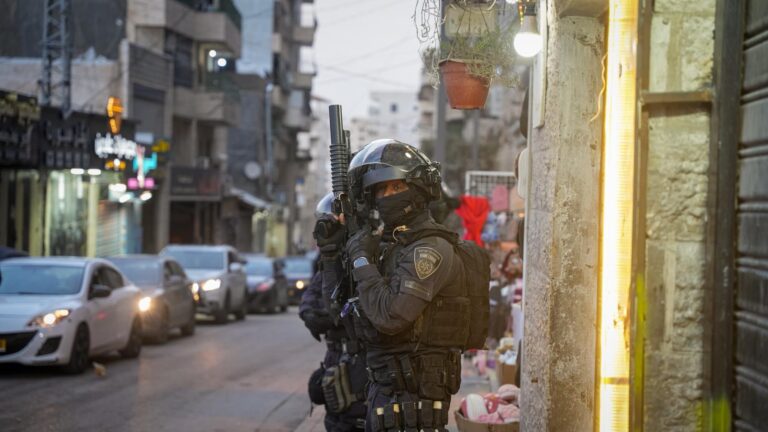 כוחות הביטחון פשטו על עסקים בשועפאט- צפו בתיעודים