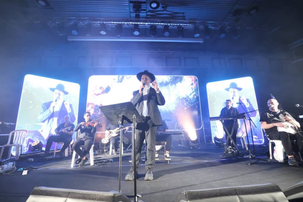 בבני ברק התכנסו במוצאי שבת שירה לערב שירה ופיוט