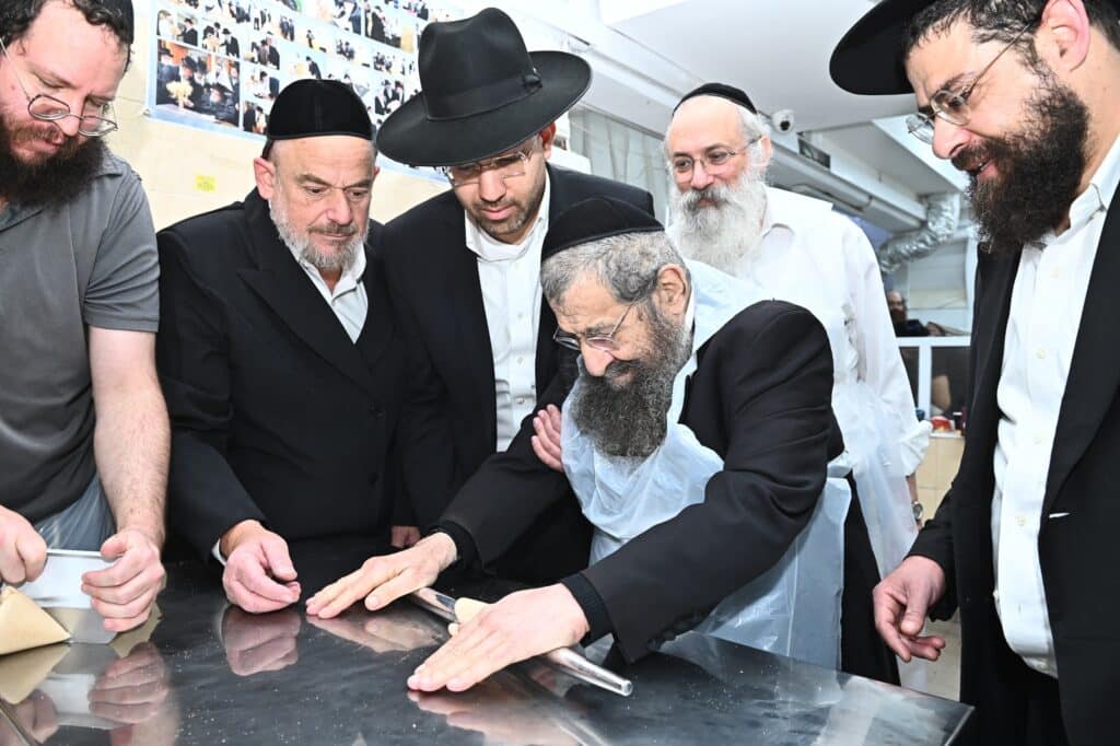 גלריה: ראב"ד בני ברק באפיית מצות לתומכי כולל טהרות