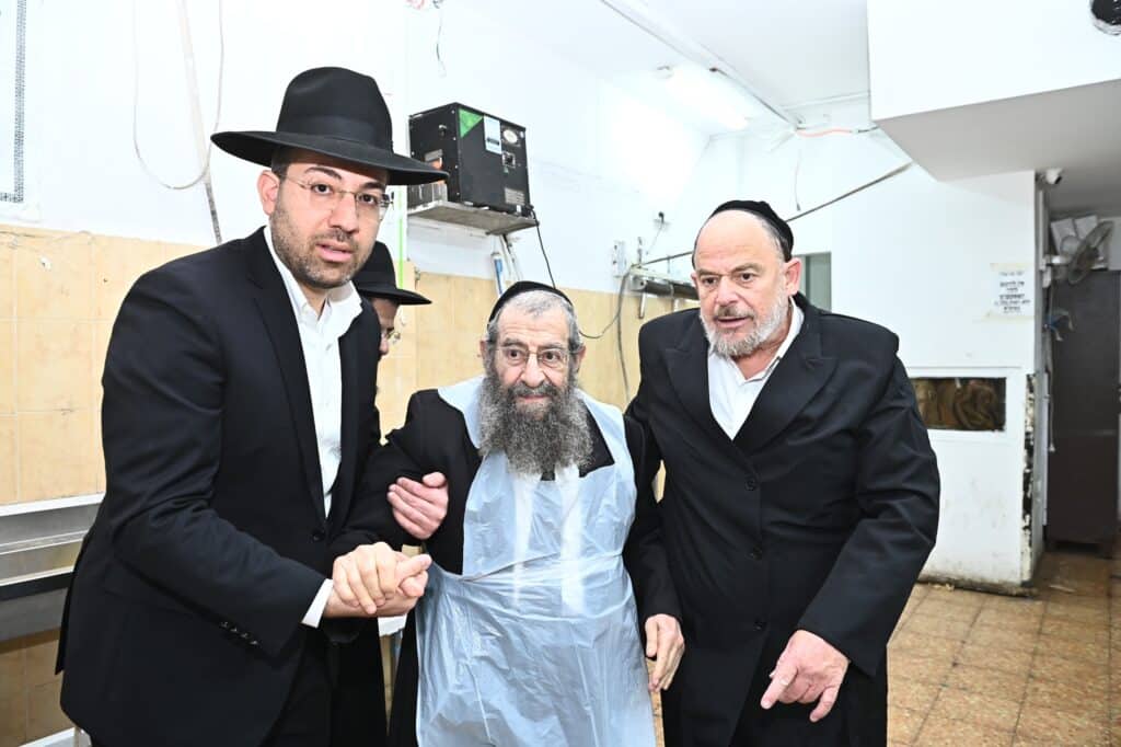 גלריה: ראב"ד בני ברק באפיית מצות לתומכי כולל טהרות