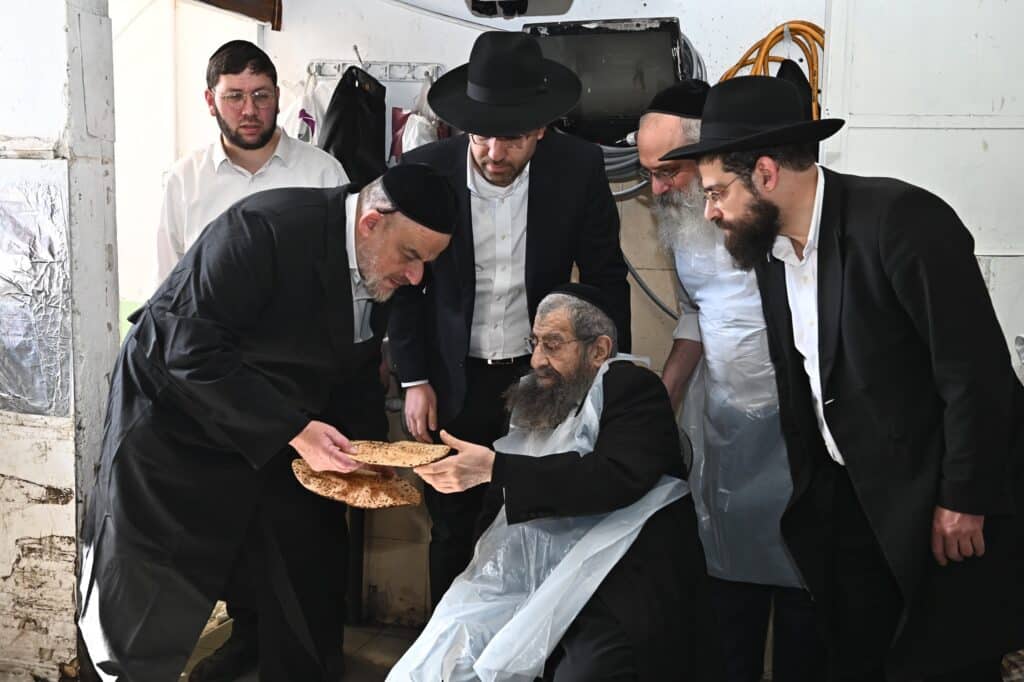 גלריה: ראב"ד בני ברק באפיית מצות לתומכי כולל טהרות