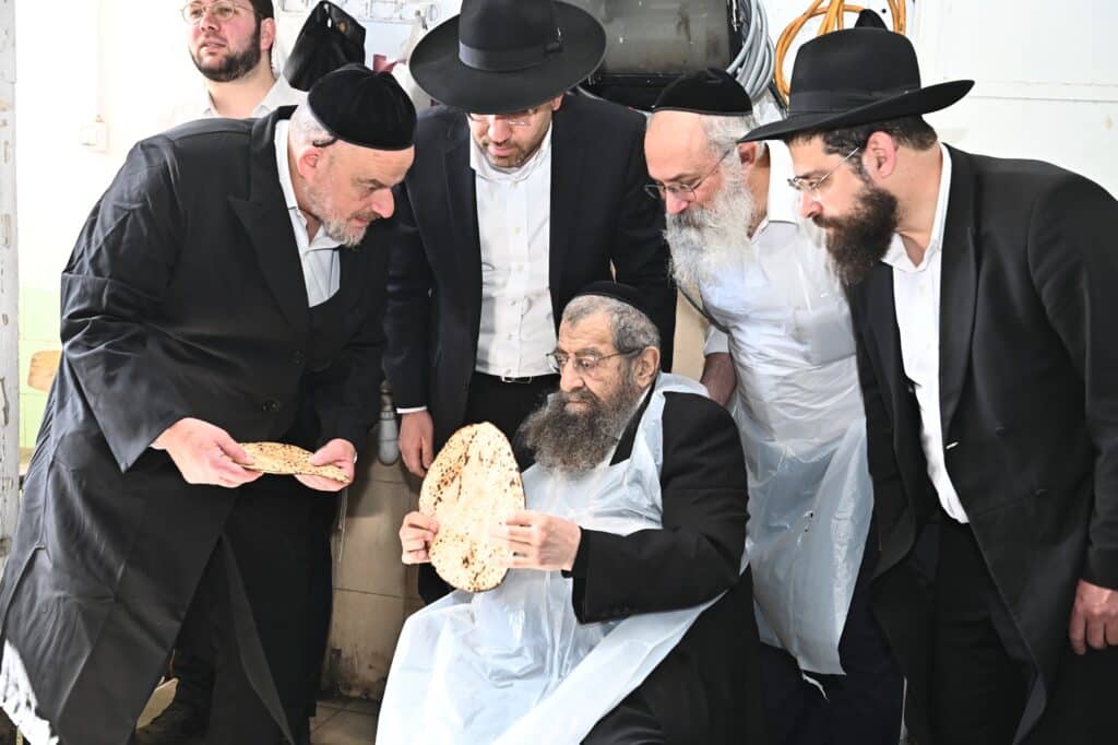 גלריה: ראב"ד בני ברק באפיית מצות לתומכי כולל טהרות