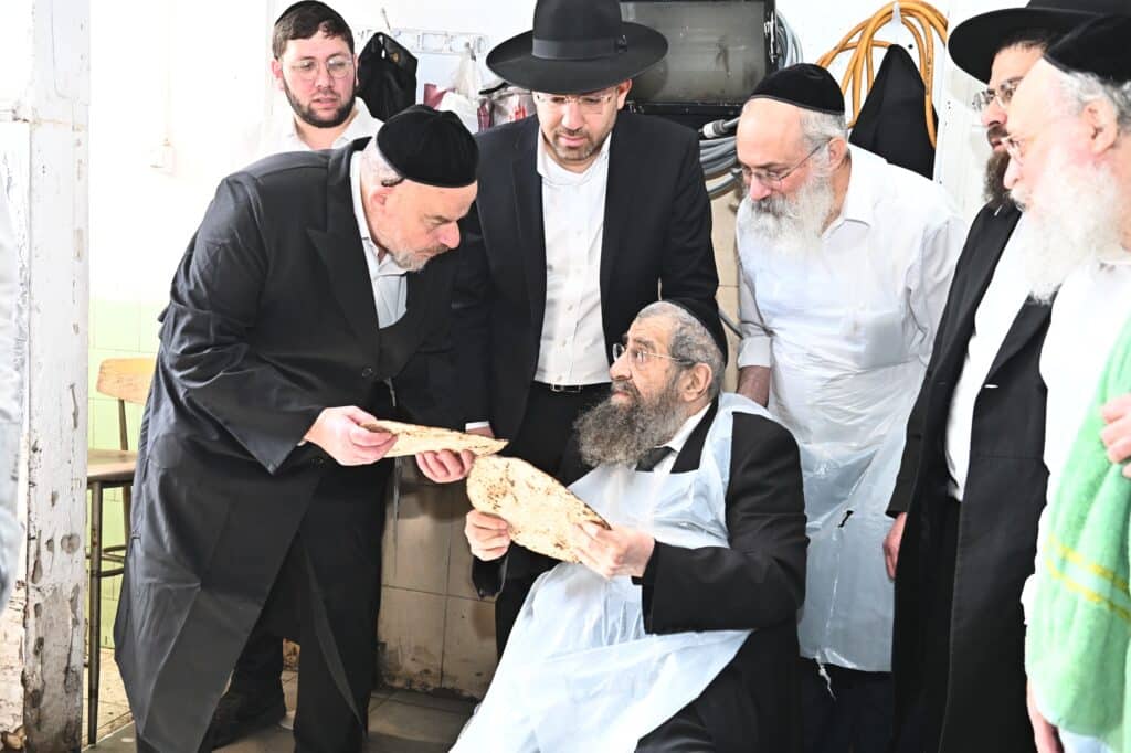 גלריה: ראב"ד בני ברק באפיית מצות לתומכי כולל טהרות