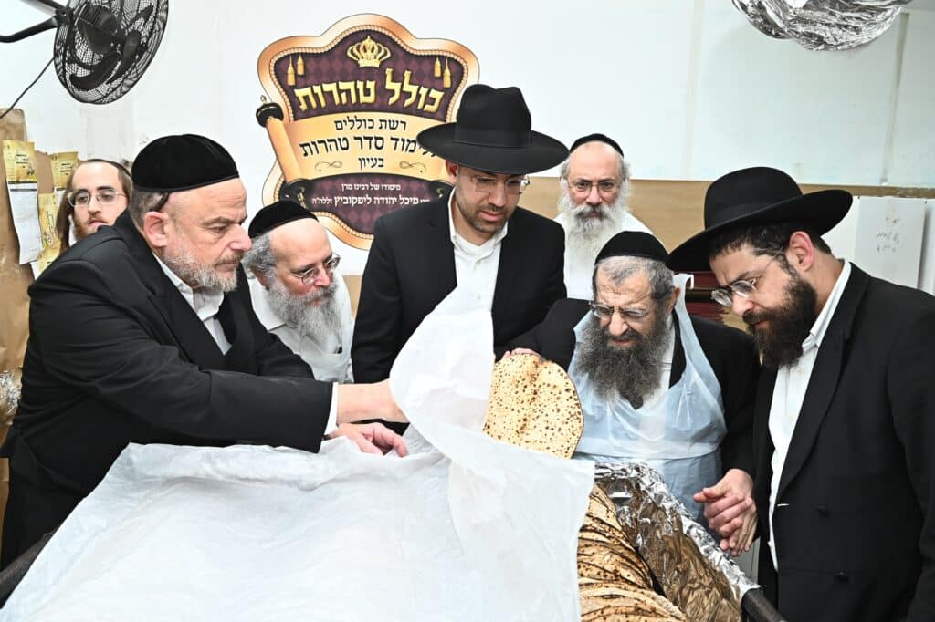 גלריה: ראב"ד בני ברק באפיית מצות לתומכי כולל טהרות