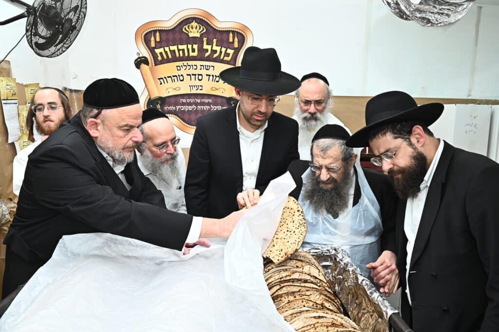 גלריה: ראב"ד בני ברק באפיית מצות לתומכי כולל טהרות