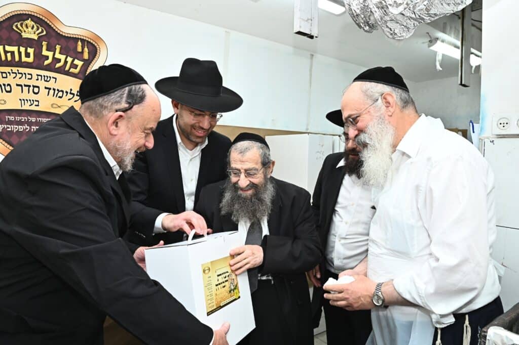 גלריה: ראב"ד בני ברק באפיית מצות לתומכי כולל טהרות