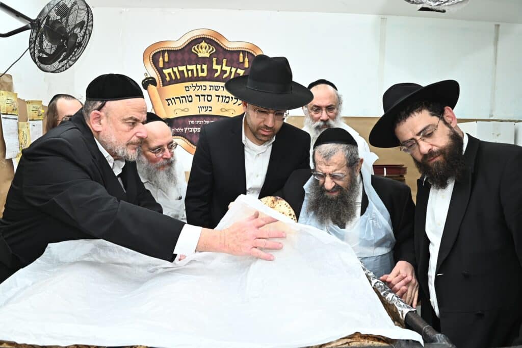 גלריה: ראב"ד בני ברק באפיית מצות לתומכי כולל טהרות