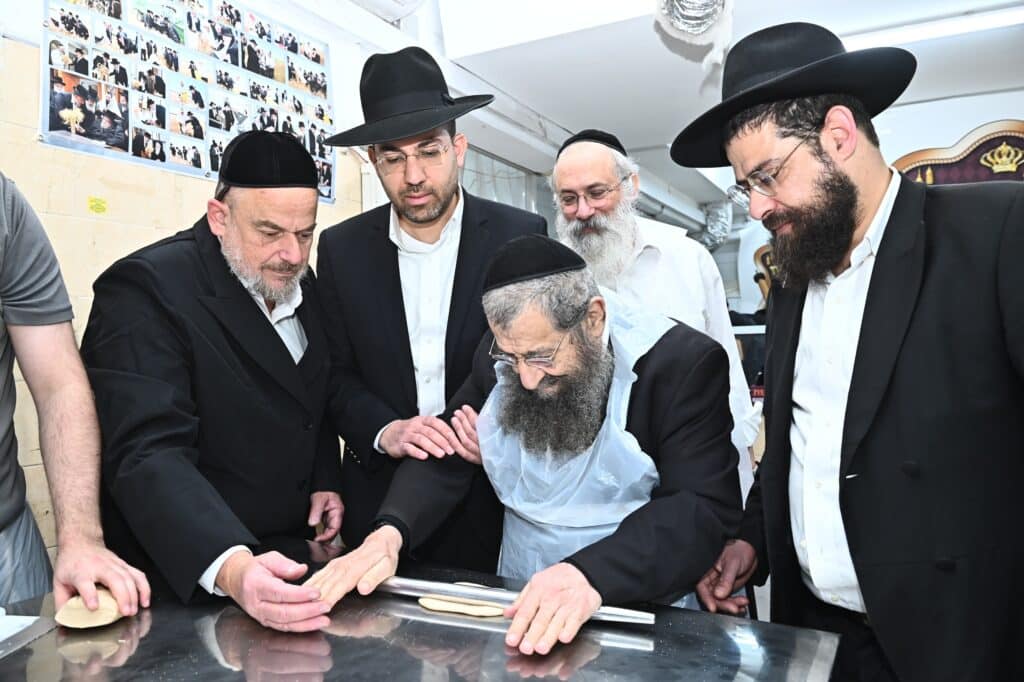 גלריה: ראב"ד בני ברק באפיית מצות לתומכי כולל טהרות
