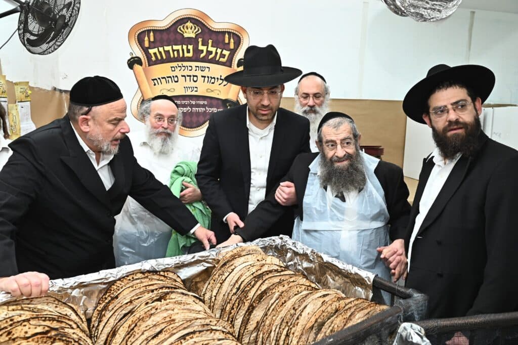 גלריה: ראב"ד בני ברק באפיית מצות לתומכי כולל טהרות